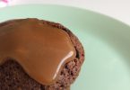 gateau au chocolat et aux noisettes servi avec une sauce au caramel