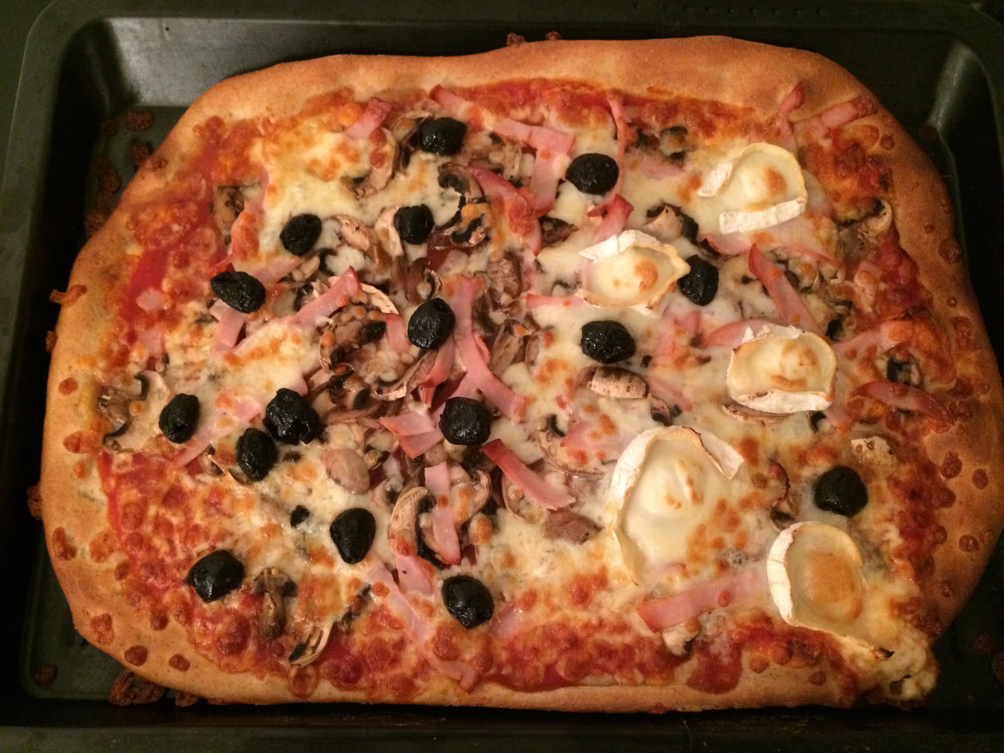 pizza au bacon, champignons et fromage de chèvre