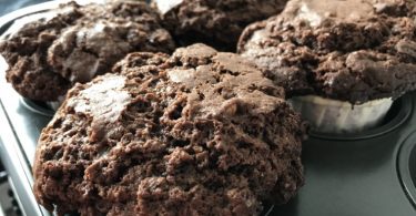 muffins au chocolat dans leur plat de cuisson