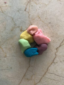 pâte de couleurs pour former une boule multicolore