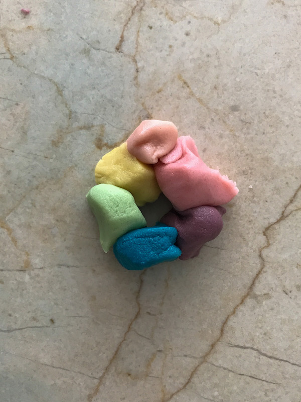 pâte de couleurs pour former une boule multicolore