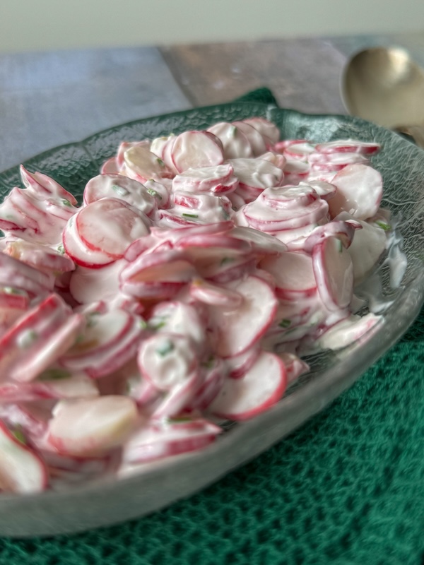 radis roses à la ciboulette et yaourt grec