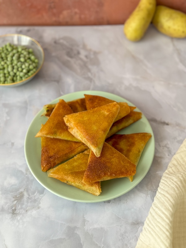 bricks aus pommes de terre, petits pois et curry