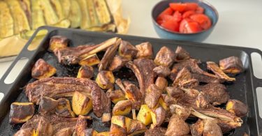 cotelettes d'agneau grillées avec des pommes de terre