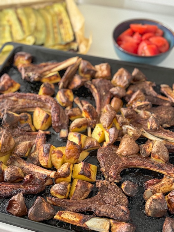 cotelettes d'agneau cuites au four avec des pommes de terre