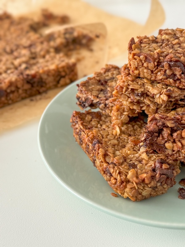 flapjacks aux noisettes dattes et chocolat