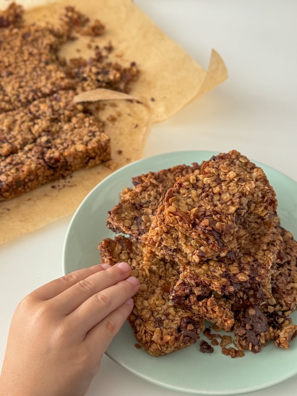 flapjacks au chocolat, dattes et noisettes