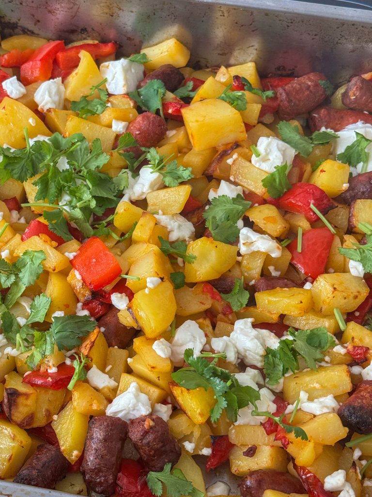 plat à base de merguez, poivrons pommes de terre et feta