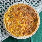 quiche aux courgettes, pesto et pignons de pin