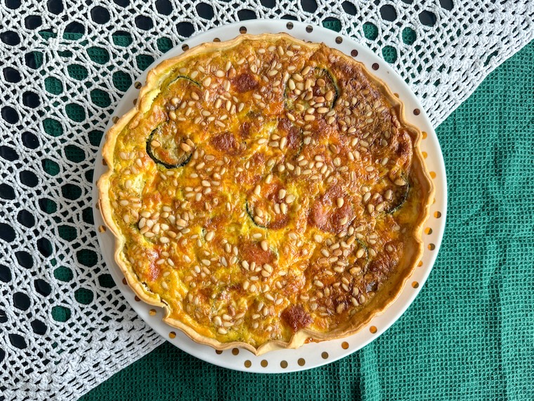 quiche aux courgettes, pesto et pignons de pin