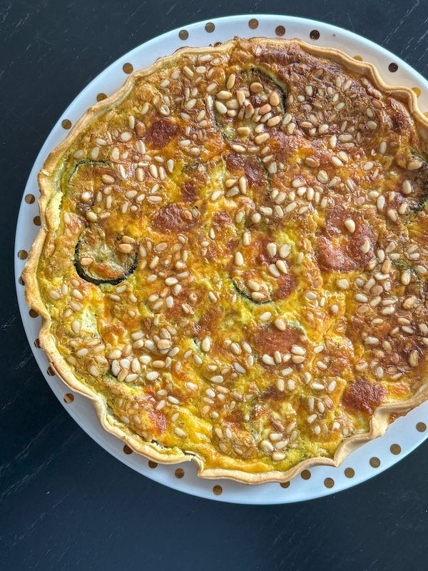 quiche aux courgettes, pesto et pignons de pin