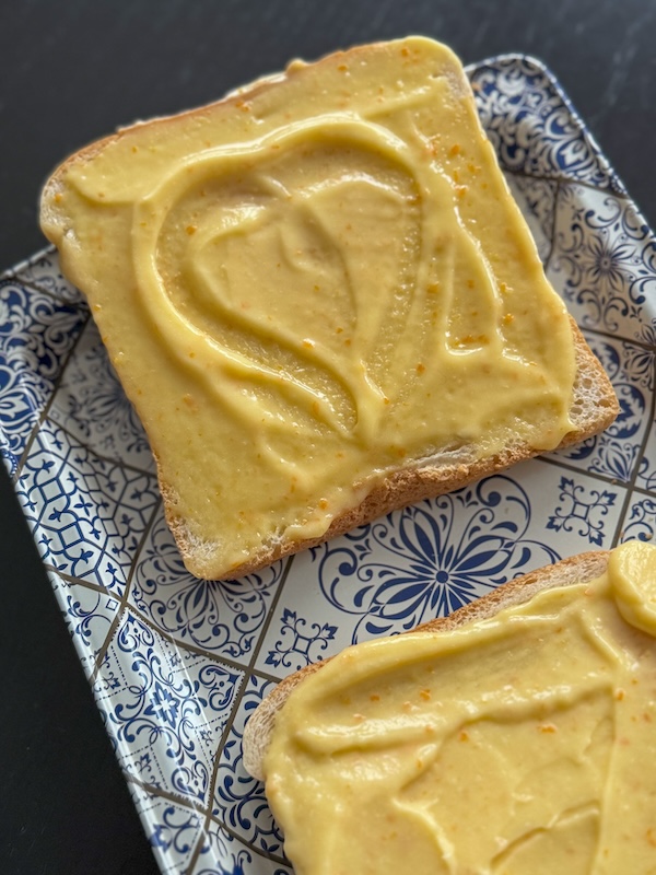 tartine de pain de mie avec du curd orange