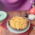 crumble aux prunes et crème à l'érable