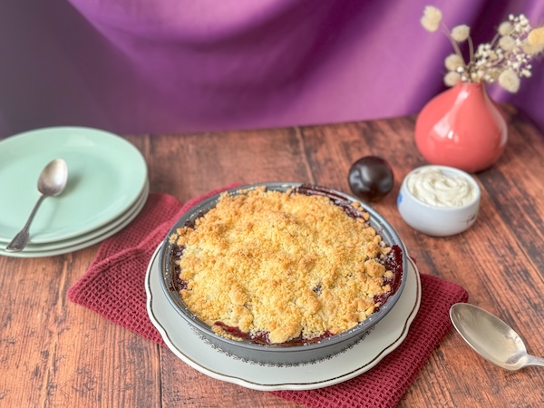 crumble aux prunes et crème à l'érable