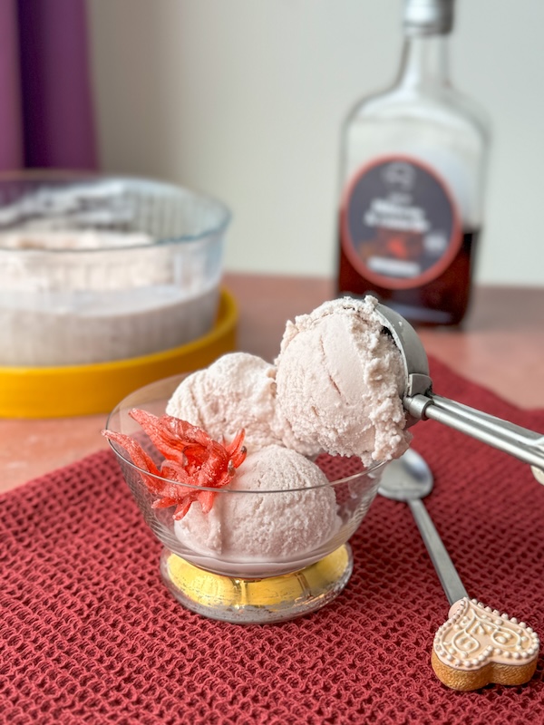 glace au yaourt grec et au sirop de fleurs d'hibiscus