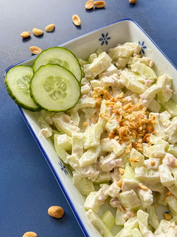 concombre assaisonné avec une sauce au yaourt et aux cacahuètes