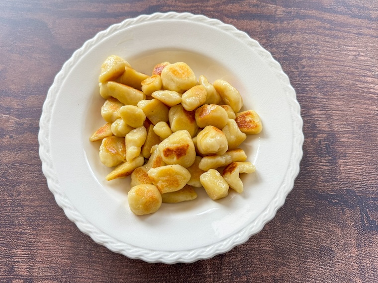 assiette de gnocchi poêlés