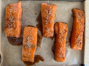 filets de saumon mariné dans une sauce teriyaki avant cuisson