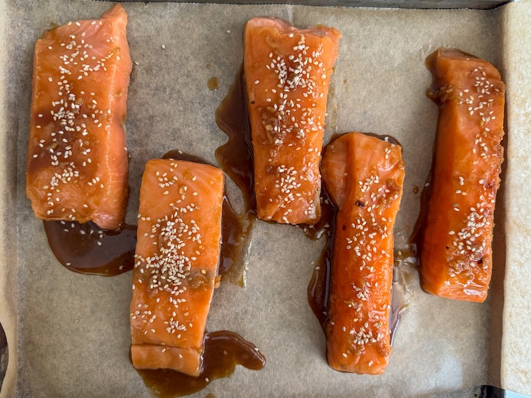 filets de saumon mariné dans une sauce teriyaki avant cuisson