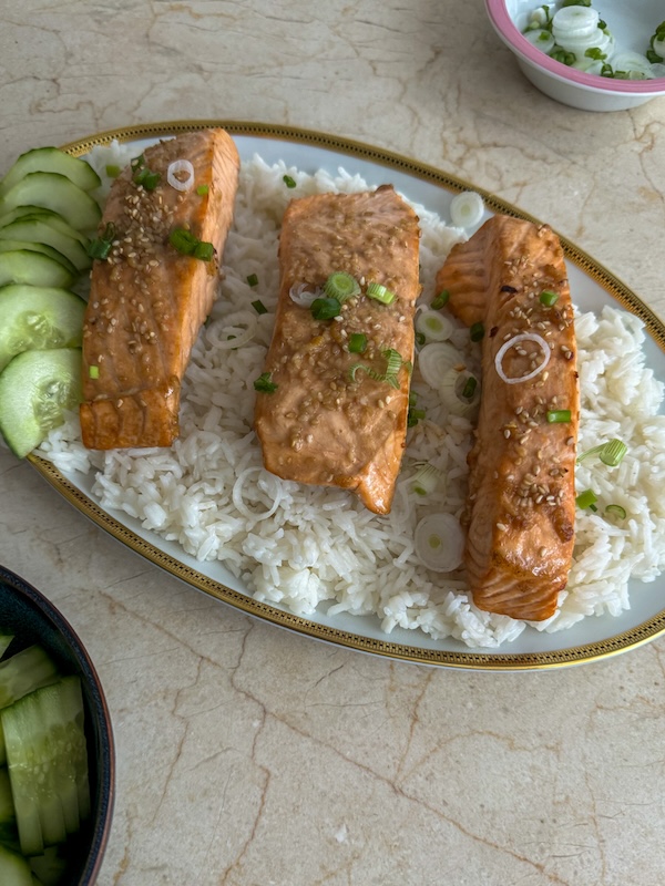 saumon teriyaki avec dy riz et des concombres