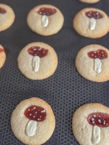 sablés au chocolat et à la confiture en forme de champignon