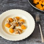 gnocchis et champignons sur lit de sauce crémée au roquefort