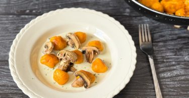 gnocchis et champignons sur lit de sauce crémée au roquefort