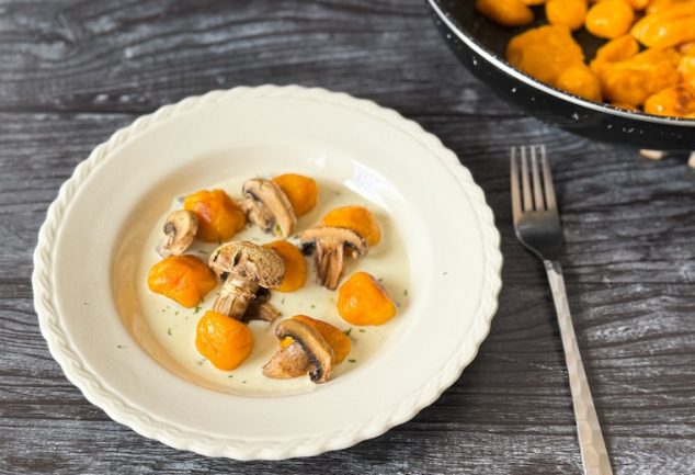 gnocchis et champignons sur lit de sauce crémée au roquefort