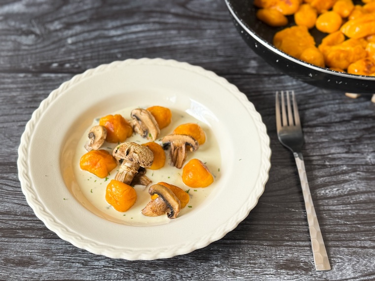 gnocchis et champignons sur lit de sauce crémée au roquefort