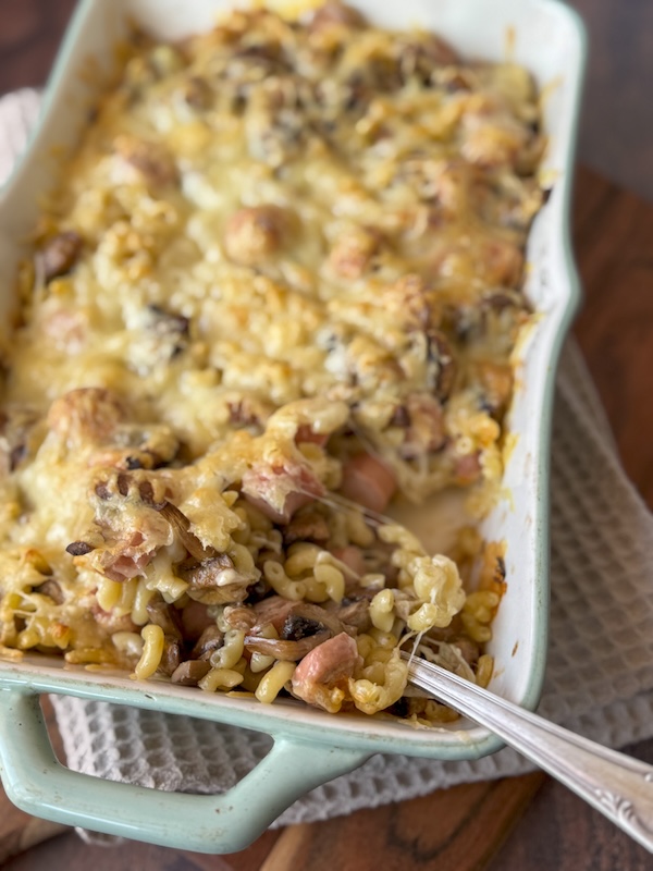 gratin de pâtes aux champignons et aux knacks